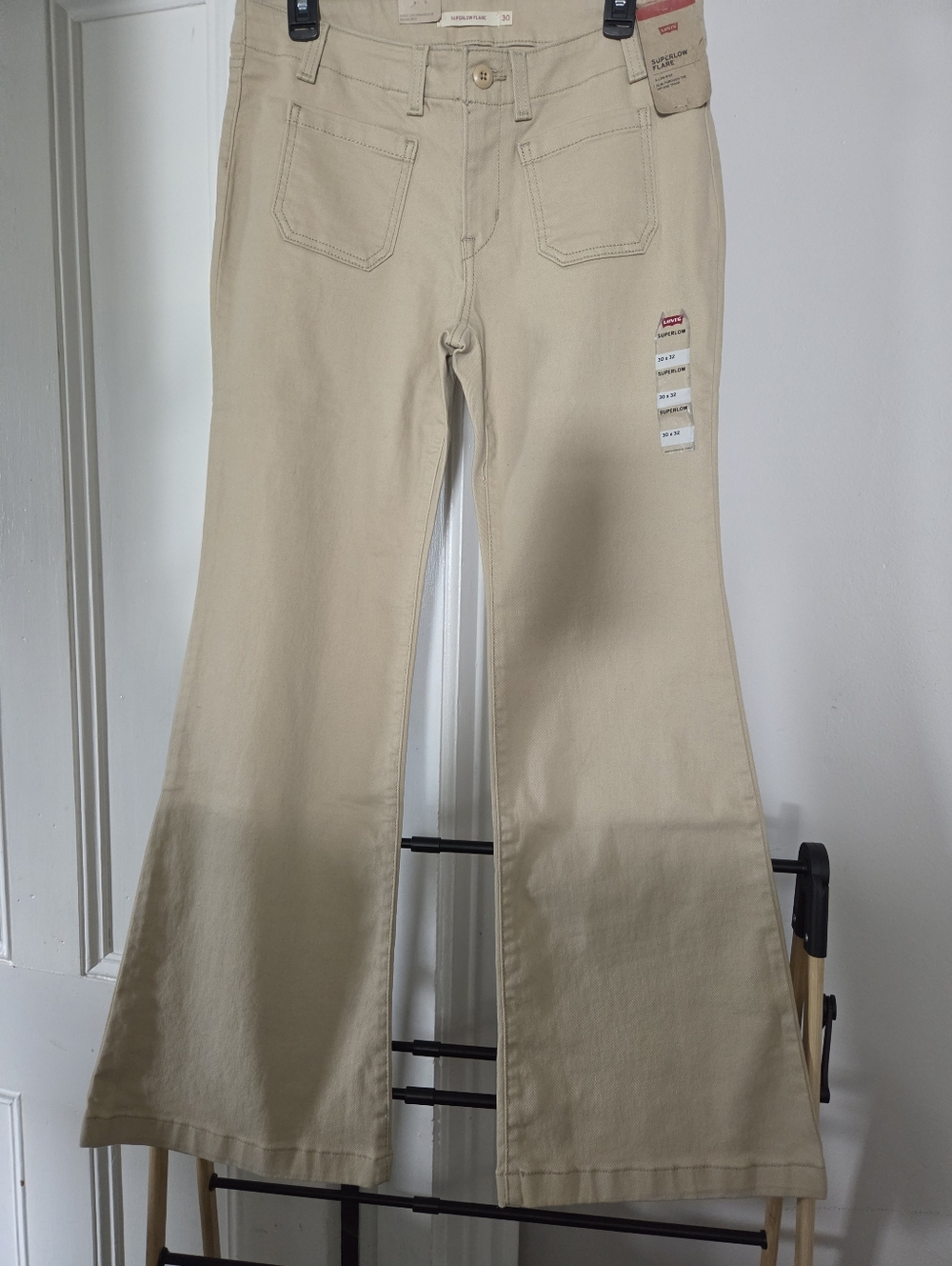 NWT Levi’s Superlow Flare Pants in Khaki Beige – Size 30x32
